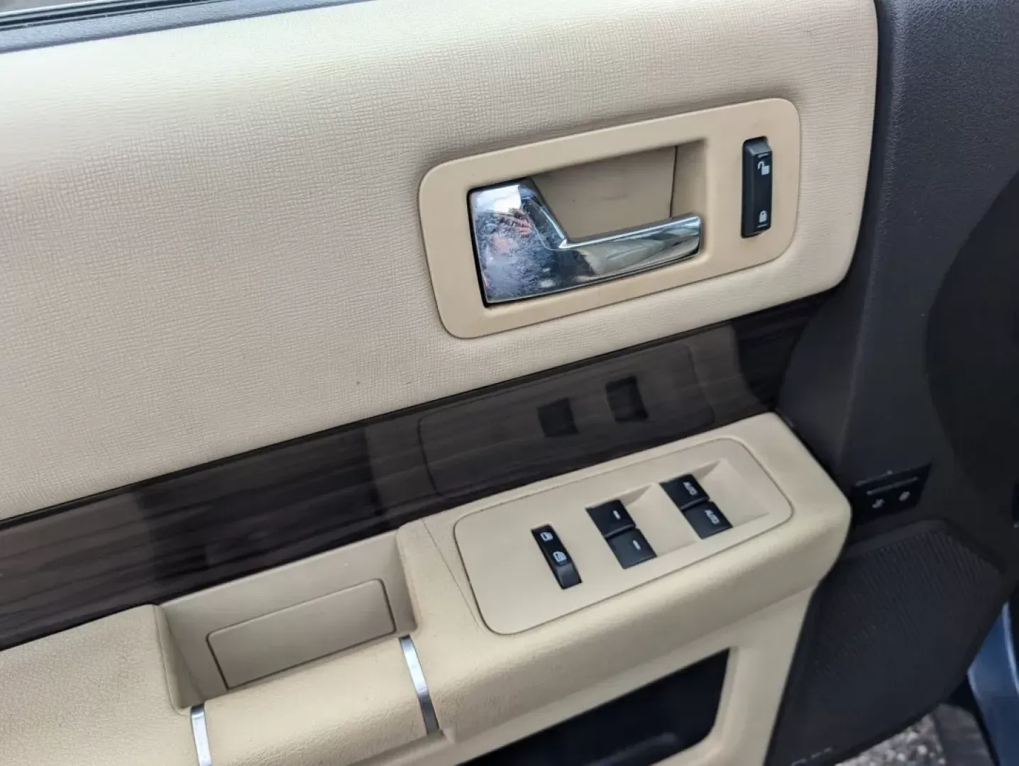 2017 Ford Flex SEL (2FMGK5C8XHB) with an Other engine, located at 804 22nd Ave, Phenix City, AL, 36870, (334) 297-1860, 32.484749, -85.024475 - **Discover Your Next Adventure with the 2017 Ford Flex SEL in Columbus, GA!**<br /> <br /> If you're on the lookout for a versatile and spacious vehicle that perfectly fits your active lifestyle, look no further than the 2017 Ford Flex SEL, available now at Gils Auto in Columbus, GA. This stylish cr - Photo#8