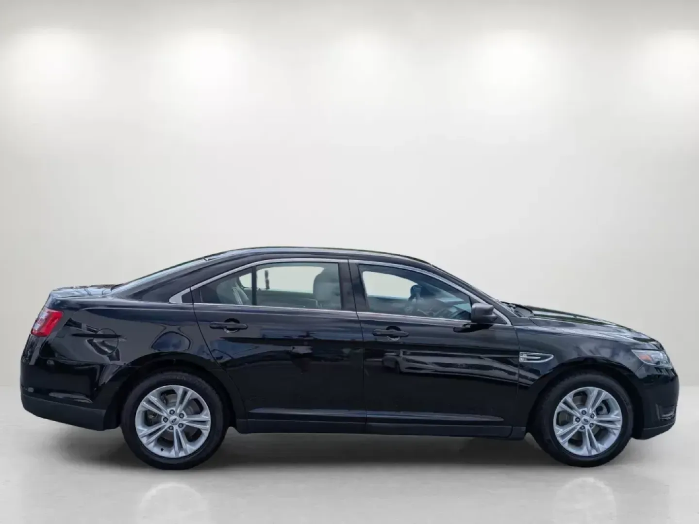 2017 Ford Taurus SE (1FAHP2D84HG) with an Other engine, located at 3959 U.S. 80 W, Phenix City, AL, 36870, (334) 297-4885, 32.469296, -85.135185 - **Experience Comfort and Reliability with the 2017 Ford Taurus SE at Gils Auto - Columbus #2!**<br /> <br /> Are you in search of a dependable sedan that seamlessly combines comfort, style, and affordability? Look no further than this stunning 2017 Ford Taurus SE, now available at Gils Auto - Columb - Photo#4