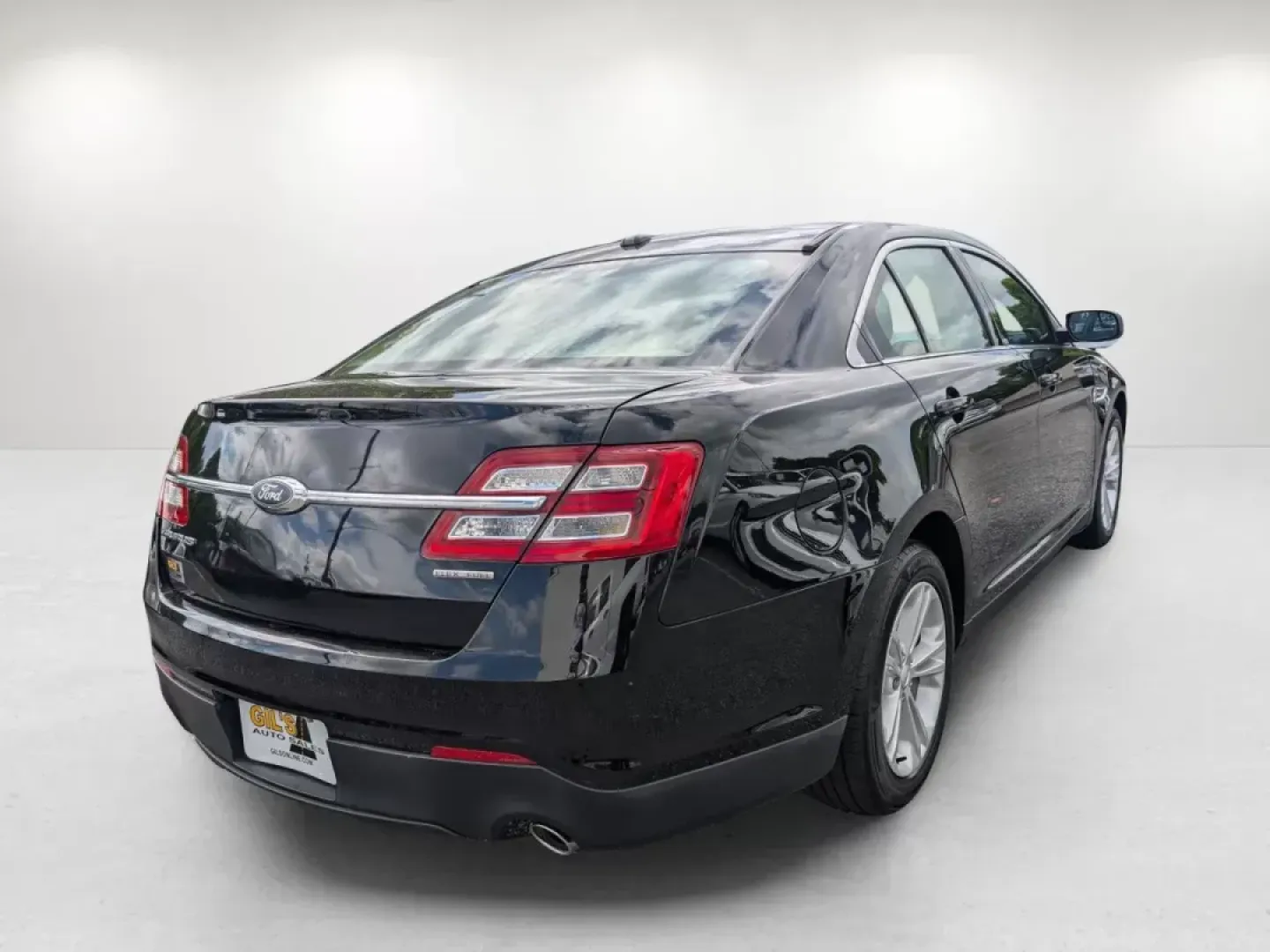 2017 Ford Taurus SE (1FAHP2D84HG) with an Other engine, located at 3959 U.S. 80 W, Phenix City, AL, 36870, (334) 297-4885, 32.469296, -85.135185 - **Experience Comfort and Reliability with the 2017 Ford Taurus SE at Gils Auto - Columbus #2!**<br /> <br /> Are you in search of a dependable sedan that seamlessly combines comfort, style, and affordability? Look no further than this stunning 2017 Ford Taurus SE, now available at Gils Auto - Columb - Photo#5