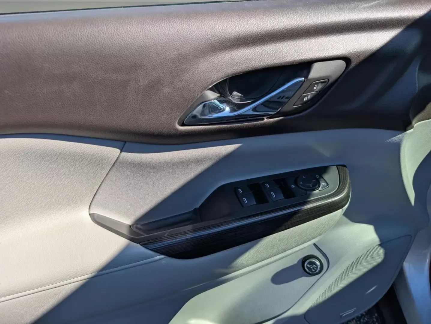 2017 /Cocoa/ Light Ash Gray GMC Acadia SLT (1GKKNMLS1HZ) with an Other engine, located at 3959 U.S. 80 W, Phenix City, AL, 36870, (334) 297-4885, 32.469296, -85.135185 - **Discover the Perfect Family SUV at Gils Auto Drive Your Dreams Today!**<br /> <br /> Are you searching for a reliable and spacious vehicle that fits seamlessly into your family's active lifestyle? Look no further than the 2017 GMC Acadia SLT, available now at Gils Auto in Phenix City, AL. Perfect - Photo#9