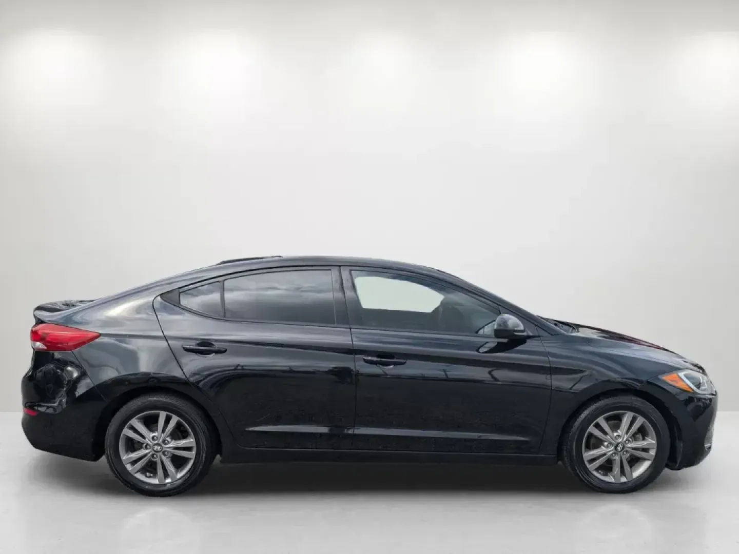 2017 /Gray Hyundai Elantra SE (5NPD84LF9HH) with an Regular Unleaded I-4 2.0 L/122 engine, located at 3959 U.S. 80 W, Phenix City, AL, 36870, (334) 297-4885, 32.469296, -85.135185 - 2017 Hyundai Elantra SE - Photo#4