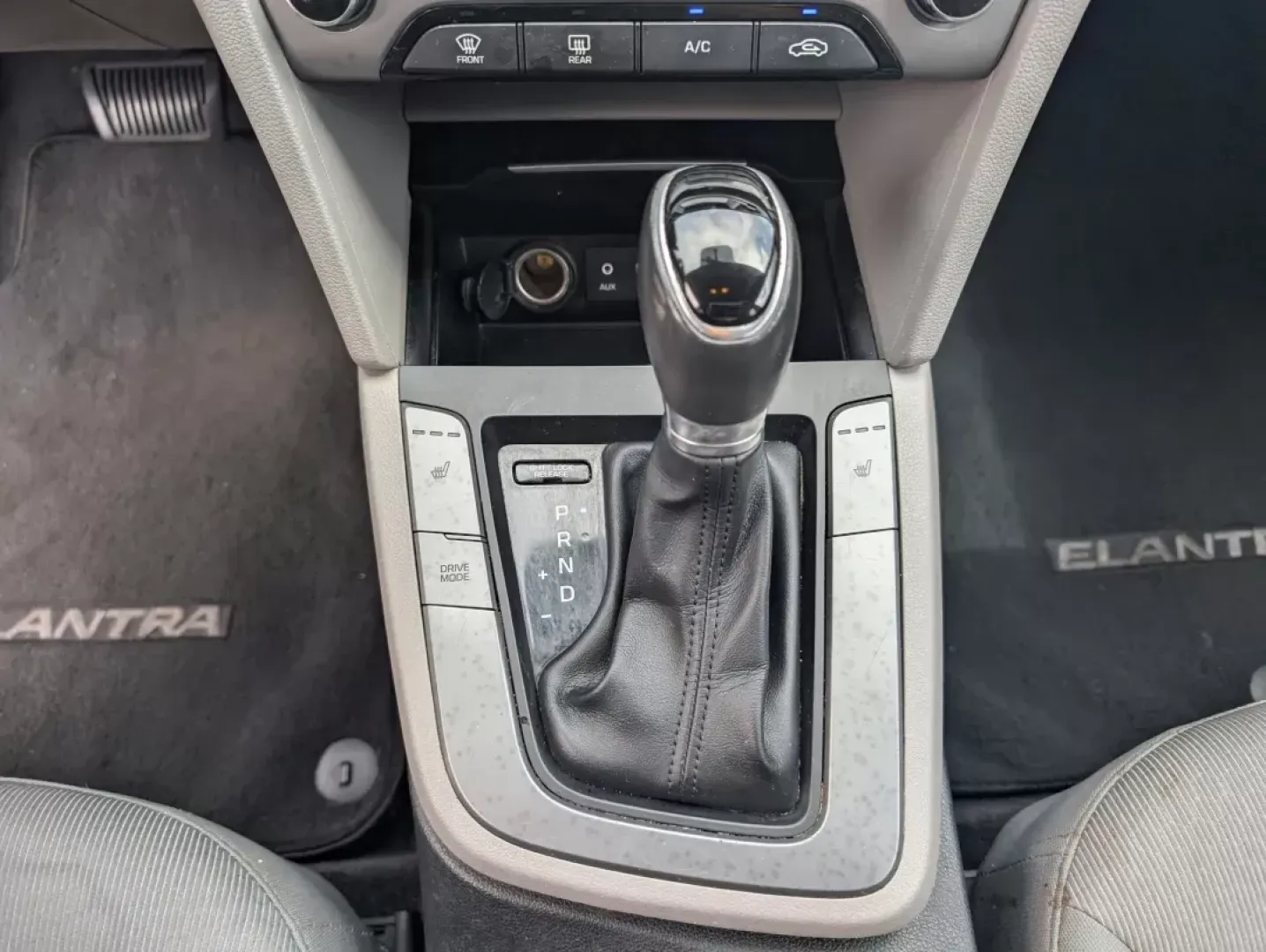 2017 /Gray Hyundai Elantra SE (5NPD84LF9HH) with an Regular Unleaded I-4 2.0 L/122 engine, located at 3959 U.S. 80 W, Phenix City, AL, 36870, (334) 297-4885, 32.469296, -85.135185 - 2017 Hyundai Elantra SE - Photo#14