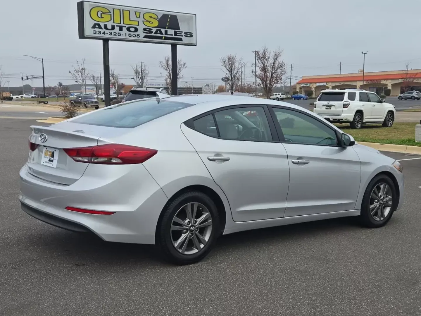 2017 Symphony Silver /Gray Hyundai Elantra SE (5NPD84LF5HH) with an Other engine, located at 521 Old Farm Lane Rd, Prattville, AL, 36066, (334) 325-1505, 32.482460, -86.416367 - Are you looking for a reliable sedan that fits seamlessly into your busy lifestyle? Look no further than the 2017 Hyundai Elantra SE, available now at Gils Auto in Prattville, AL. This versatile vehicle is perfect for growing families, long commutes, or anyone seeking a dependable ride without break - Photo#5