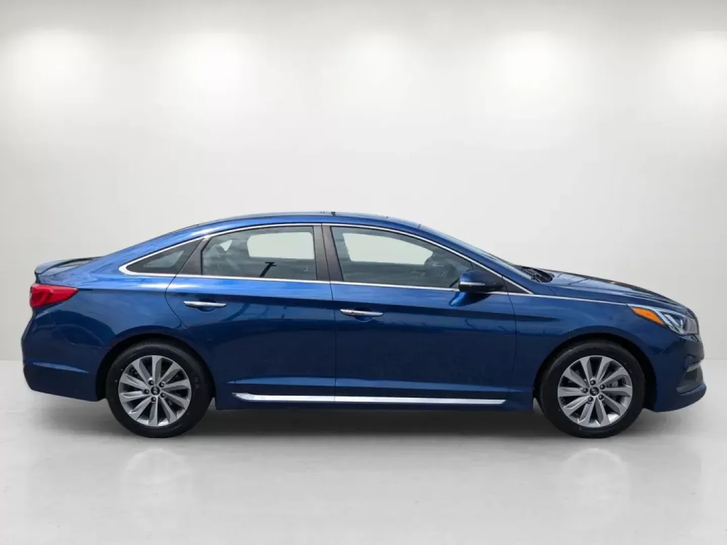 2017 /Gray Hyundai Sonata Sport (5NPE34AF3HH) with an Regular Unleaded I-4 2.4 L/144 engine, 6-Speed Automatic w/OD transmission, located at 804 22nd Ave, Phenix City, AL, 36870, (334) 297-1860, 32.484749, -85.024475 - 2017 Hyundai Sonata Sport - Photo#5