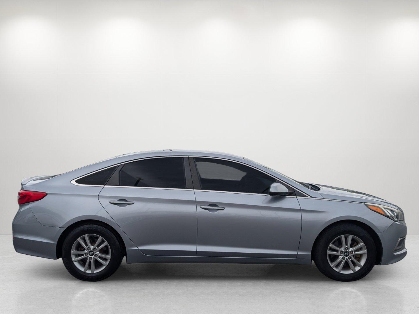 2017 /Gray Hyundai Sonata 2.4L (5NPE24AF4HH) with an Regular Unleaded I-4 2.4 L/144 engine, 6-Speed Automatic w/OD transmission, located at 3959 U.S. 80 W, Phenix City, AL, 36870, (334) 297-4885, 32.469296, -85.135185 - 2017 Hyundai Sonata 2.4L - Photo#4