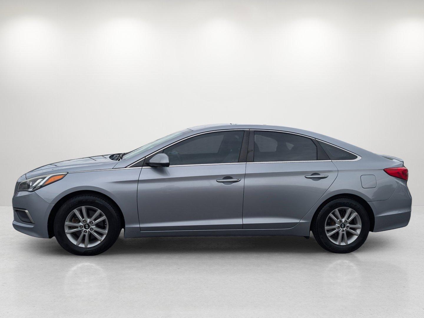 2017 /Gray Hyundai Sonata 2.4L (5NPE24AF4HH) with an Regular Unleaded I-4 2.4 L/144 engine, 6-Speed Automatic w/OD transmission, located at 3959 U.S. 80 W, Phenix City, AL, 36870, (334) 297-4885, 32.469296, -85.135185 - 2017 Hyundai Sonata 2.4L - Photo#8
