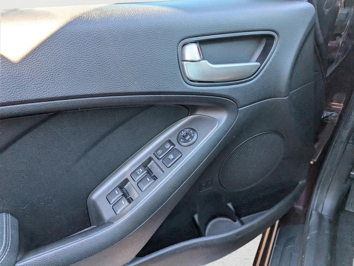 2017 /Black Kia Forte LX (3KPFK4A74HE) with an Regular Unleaded I-4 2.0 L/122 engine, 6-Speed Automatic w/OD transmission, located at 1430 Gateway Drive, Opelika, AL, 36801, (334) 239-0944, 32.637871, -85.409790 - 2017 Kia Forte LX - Photo#8