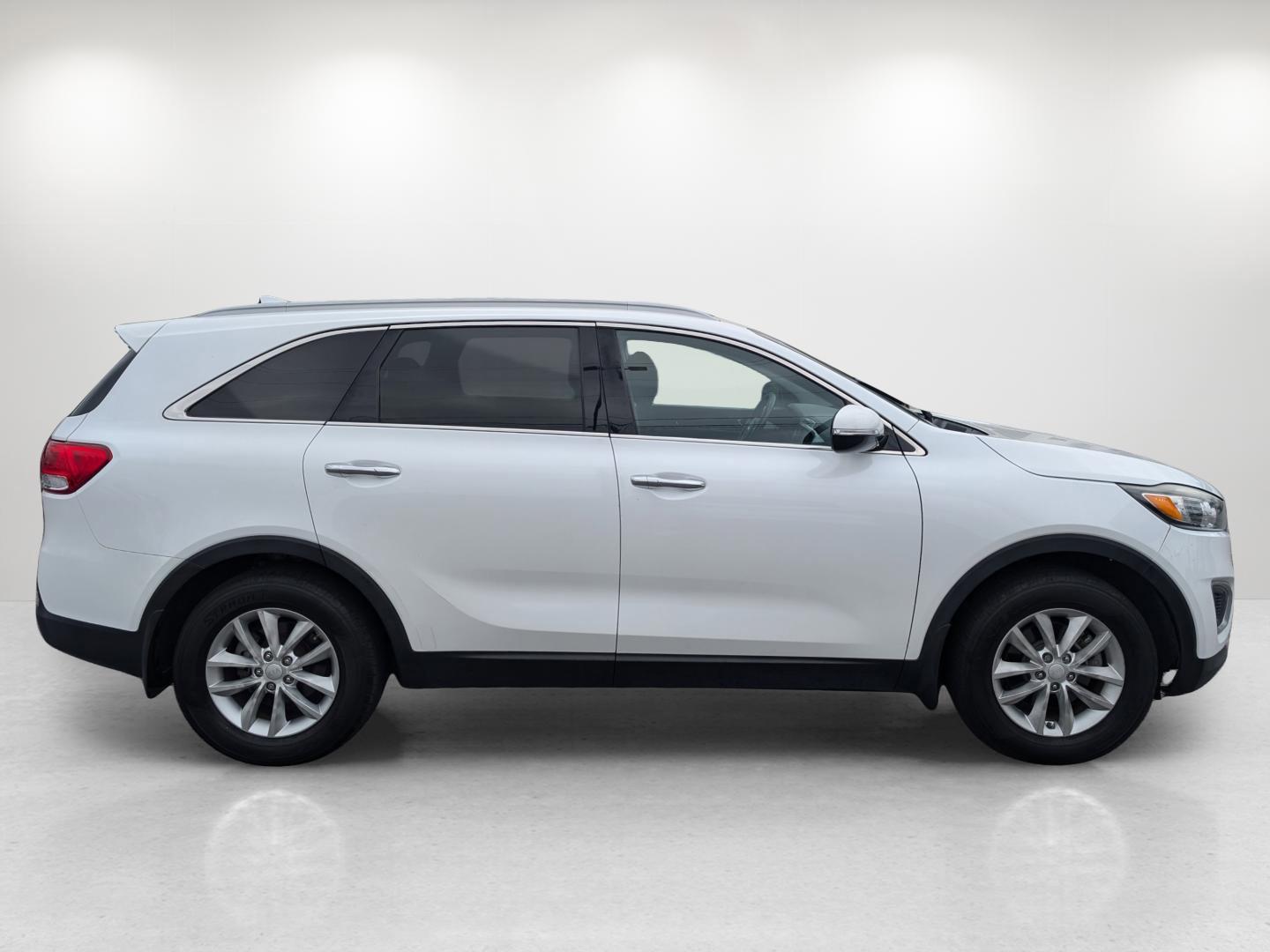 2017 /Satin Black Kia Sorento LX (5XYPG4A39HG) with an Regular Unleaded I-4 2.4 L/144 engine, 6-Speed Automatic w/OD transmission, located at 3959 U.S. 80 W, Phenix City, AL, 36870, (334) 297-4885, 32.469296, -85.135185 - 2017 Kia Sorento LX - Photo#4