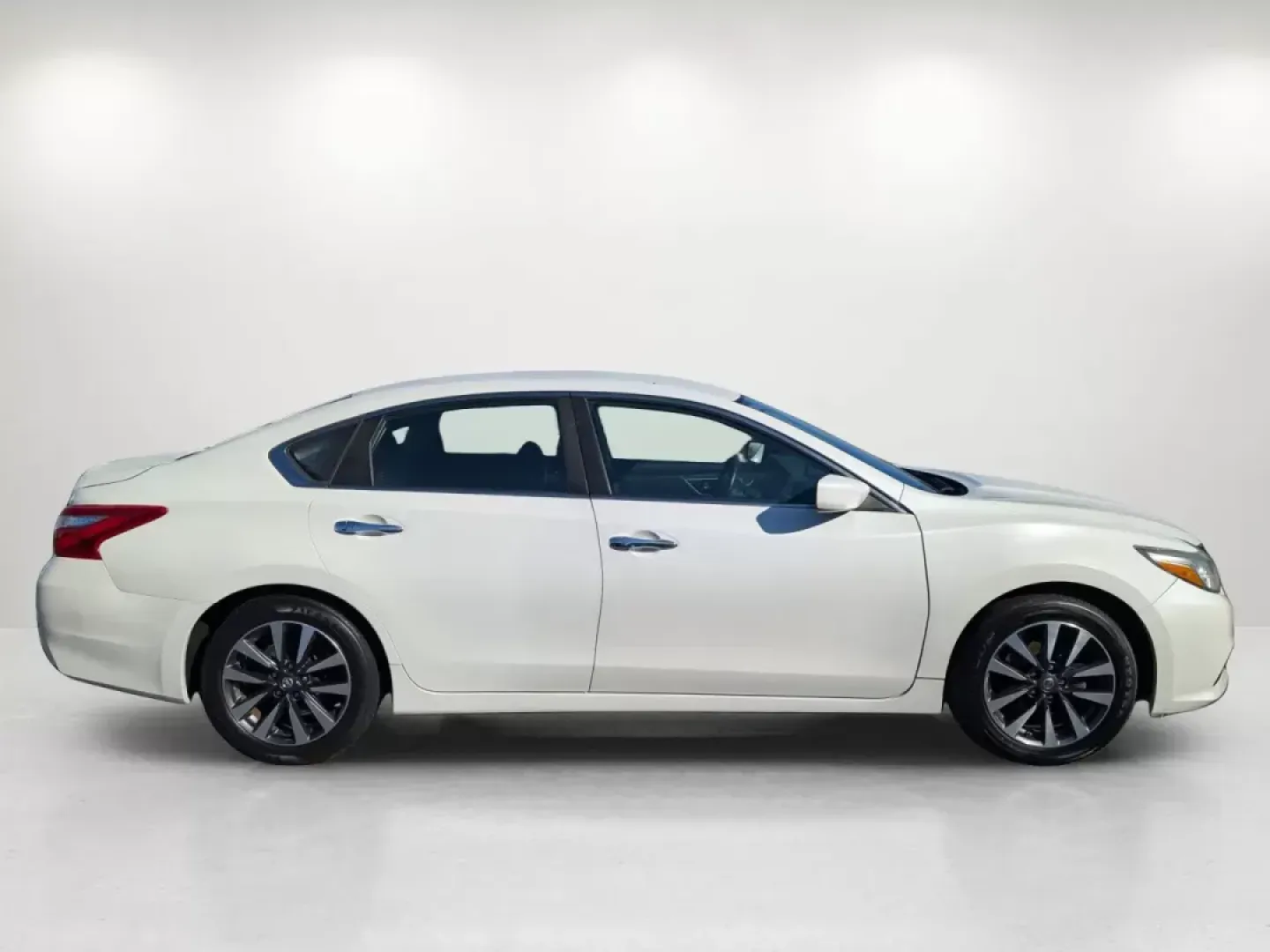 2017 /Charcoal Nissan Altima 2.5 SV (1N4AL3AP7HC) with an Regular Unleaded I-4 2.5 L/152 engine, 1-Speed CVT w/OD transmission, located at 7000 Northlake Connector, Columbus, GA, 31904, (706) 987-8085, 32.524975, -84.978134 - 2017 Nissan Altima 2.5 SV - Photo#3