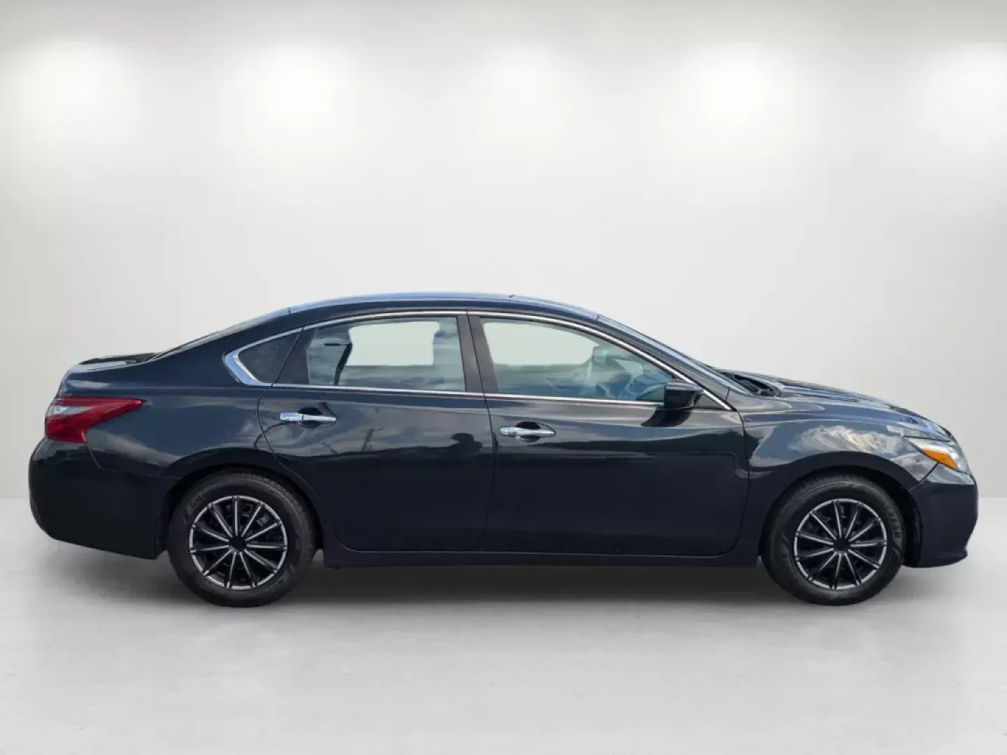 2017 /Beige Nissan Altima 2.5 S (1N4AL3AP0HC) with an Regular Unleaded I-4 2.5 L/152 engine, 1-Speed CVT w/OD transmission, located at 3959 U.S. 80 W, Phenix City, AL, 36870, (334) 297-4885, 32.469296, -85.135185 - 2017 Nissan Altima 2.5 S - Photo#4