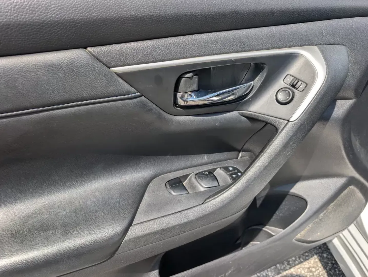 2017 /Sport Interior Nissan Altima 2.5 SR (1N4AL3AP3HC) with an Other engine, located at 3959 U.S. 80 W, Phenix City, AL, 36870, (334) 297-4885, 32.469296, -85.135185 - **Discover Your New Adventure with the 2017 Nissan Altima 2.5 SR at Gils Auto!**<br /> <br /> Are you in search of a reliable vehicle that perfectly balances style, performance, and practicality? Look no further than the 2017 Nissan Altima 2.5 SR, available now at Gils Auto in Phenix City, AL! This - Photo#8