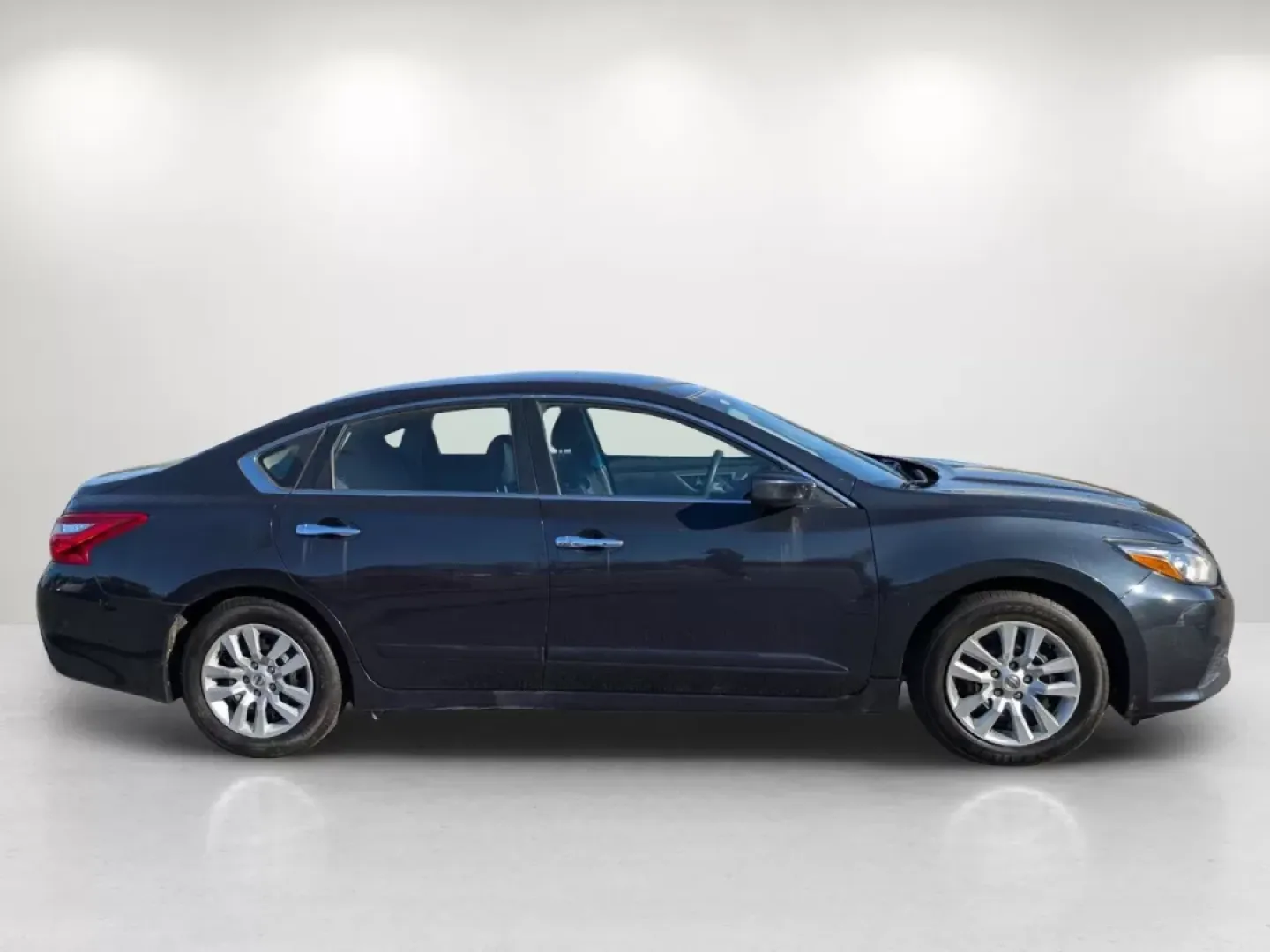 2017 /Charcoal Nissan Altima 2.5 S (1N4AL3AP3HC) with an Other engine, located at 7000 Northlake Connector, Columbus, GA, 31904, (706) 987-8085, 32.524975, -84.978134 - Discover the perfect blend of style, comfort, and practicality with the 2017 Nissan Altima 2.5 S, available now at Gils Auto in Columbus, GA. If you're a commuter looking for a reliable vehicle to navigate the hustle and bustle of daily life or a growing family that values safety and efficiency, thi - Photo#7