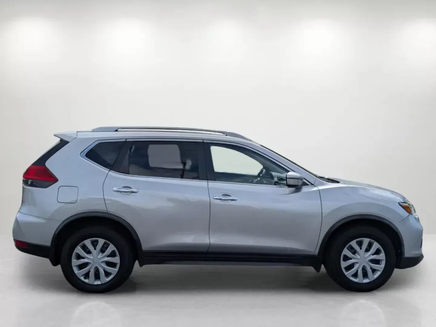2017 /Charcoal Nissan Rogue S (JN8AT2MT8HW) with an Regular Unleaded I-4 2.5 L/152 engine, 1-Speed CVT w/OD transmission, located at 3959 U.S. 80 W, Phenix City, AL, 36870, (334) 297-4885, 32.469296, -85.135185 - 2017 Nissan Rogue S - Photo#4