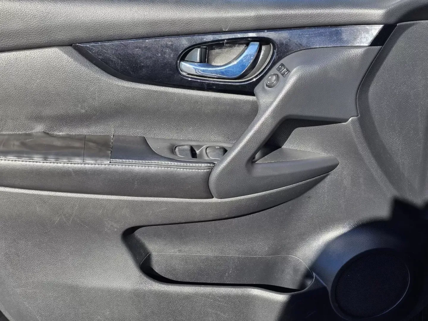 2017 /Charcoal Nissan Rogue SV (JN1BJ1CR7HW) with an Other engine, located at 7000 Northlake Connector, Columbus, GA, 31904, (706) 987-8085, 32.524975, -84.978134 - Experience the ultimate blend of style, comfort, and versatility with this 2017 Nissan Rogue SV, expertly designed for modern lifestyles and adventures! Whether you're a growing family looking for space, a commuter seeking reliability, or someone who loves weekend getaways, this sport utility vehicl - Photo#9