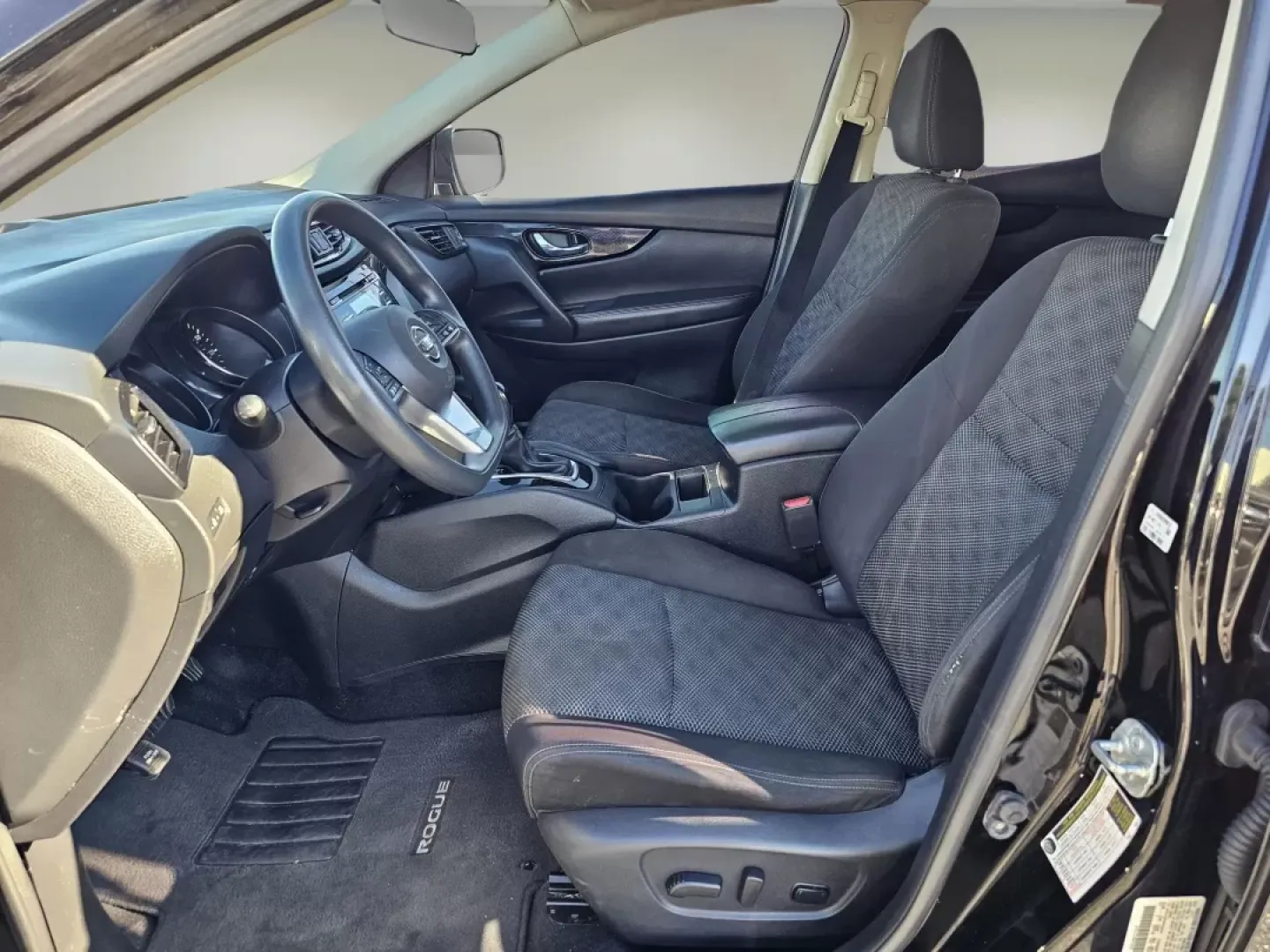 2017 /Charcoal Nissan Rogue SV (JN1BJ1CR7HW) with an Other engine, located at 7000 Northlake Connector, Columbus, GA, 31904, (706) 987-8085, 32.524975, -84.978134 - Experience the ultimate blend of style, comfort, and versatility with this 2017 Nissan Rogue SV, expertly designed for modern lifestyles and adventures! Whether you're a growing family looking for space, a commuter seeking reliability, or someone who loves weekend getaways, this sport utility vehicl - Photo#10