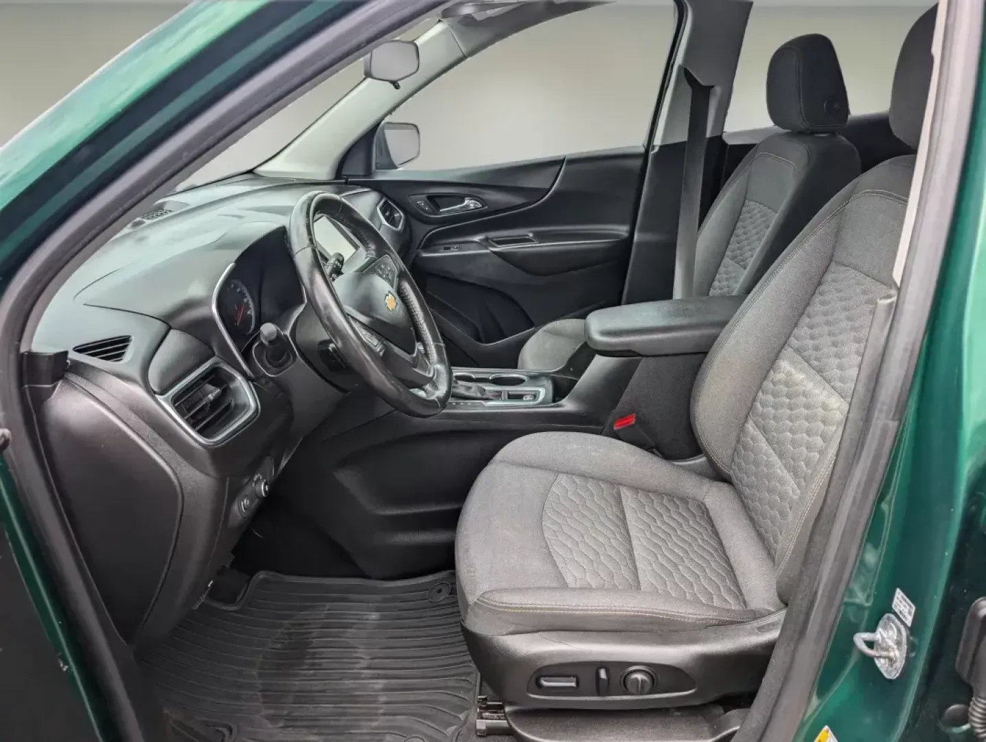 2018 /Jet Black Chevrolet Equinox LT (2GNAXJEV0J6) with an Turbocharged Gas I4 1.5L/ engine, 6-Speed Automatic transmission, located at 5115 14th Ave., Columbus, GA, 31904, (706) 323-0345, 32.511494, -84.971046 - 2018 Chevrolet Equinox LT - Photo#9