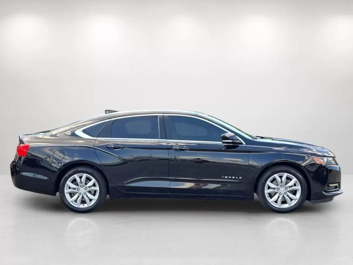 2018 /Jet Black Chevrolet Impala LT (1G1105S38JU) with an Other engine, located at 5115 14th Ave., Columbus, GA, 31904, (706) 323-0345, 32.511494, -84.971046 - Elevate your daily commute or weekend getaways with the stylish and versatile 2018 Chevrolet Impala LT, available now at Gils Auto in Phenix City, AL. This sedan is perfect for budget-conscious buyers seeking a blend of comfort, technology, and performance. With ample space and advanced features, it - Photo#3