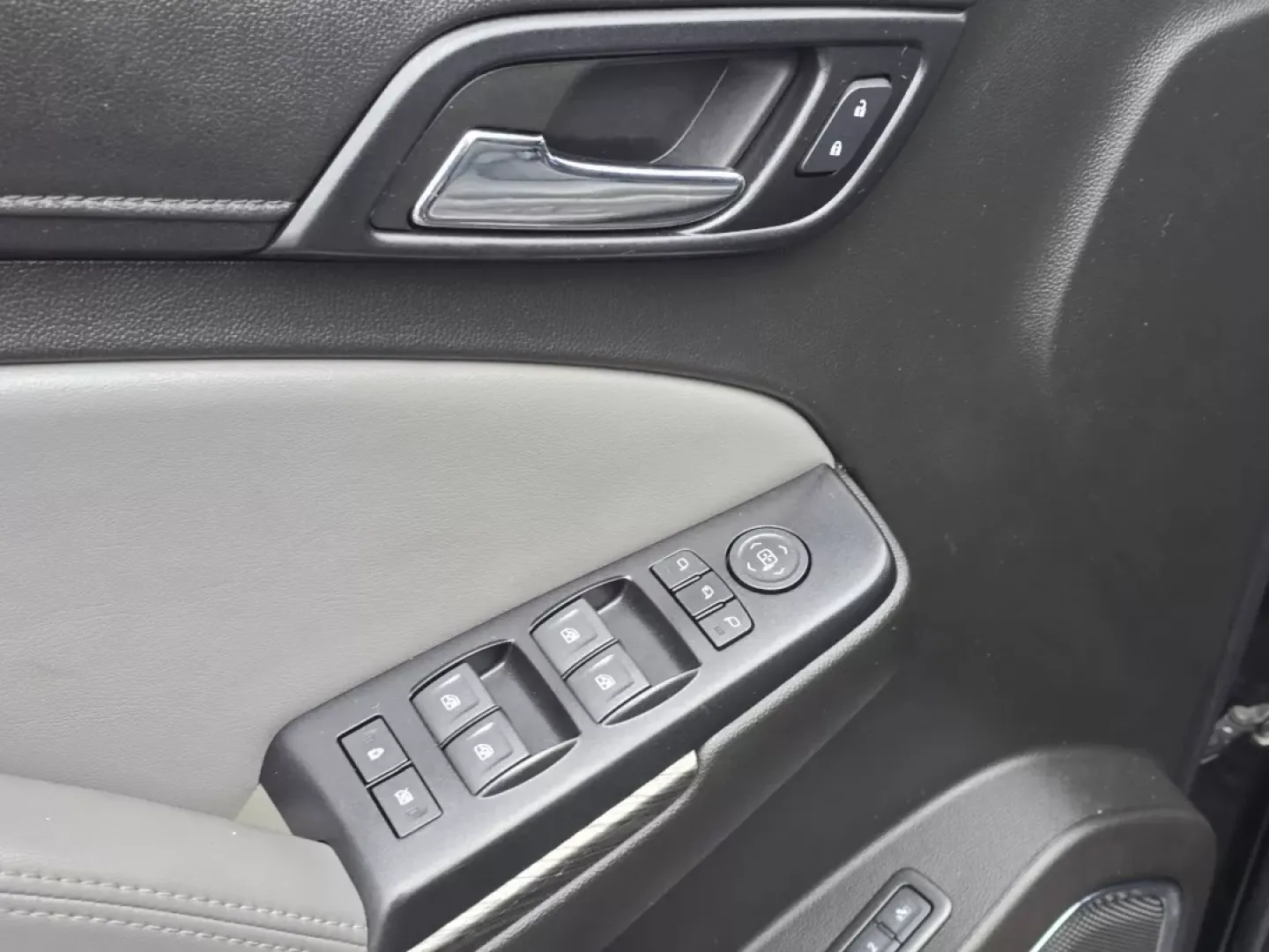 2018 /Jet Black/Dark Ash Chevrolet Suburban LT (1GNSCHKC3JR) with an Other engine, located at 3959 U.S. 80 W, Phenix City, AL, 36870, (334) 297-4885, 32.469296, -85.135185 - **Elevate Your Family Adventures with the 2018 Chevrolet Suburban LT in Prattville, AL!**<br /> <br /> Are you looking for the perfect vehicle for family road trips, weekend getaways, or just daily commutes? Look no further than the stunning 2018 Chevrolet Suburban LT, available now at Gils Auto Pr - Photo#9