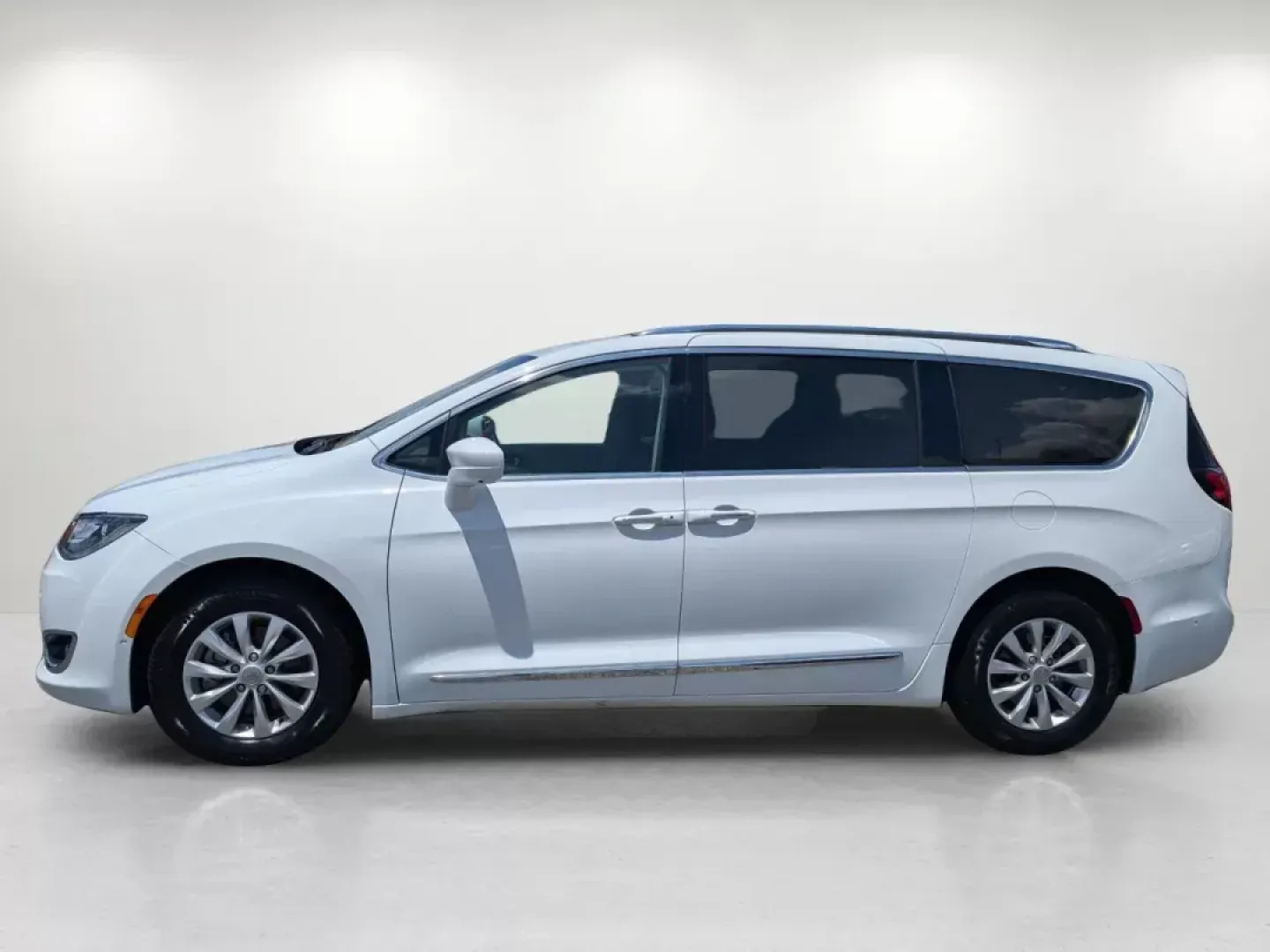 2018 /Black/Alloy Chrysler Pacifica Touring L (2C4RC1BG6JR) with an Regular Unleaded V-6 3.6 L/220 engine, 9-Speed Automatic w/OD transmission, located at 1430 Gateway Drive, Opelika, AL, 36801, (334) 239-0944, 32.637871, -85.409790 - 2018 Chrysler Pacifica Touring L - Photo#7