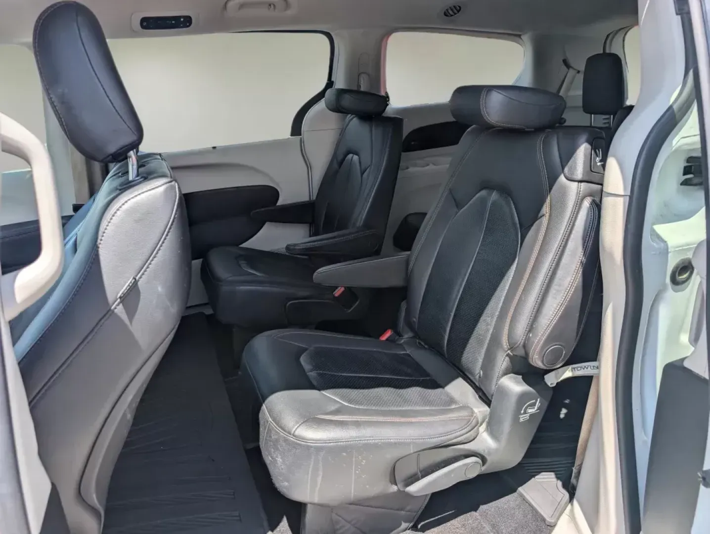 2018 /Black/Alloy Chrysler Pacifica Touring L (2C4RC1BG6JR) with an Regular Unleaded V-6 3.6 L/220 engine, 9-Speed Automatic w/OD transmission, located at 1430 Gateway Drive, Opelika, AL, 36801, (334) 239-0944, 32.637871, -85.409790 - 2018 Chrysler Pacifica Touring L - Photo#10