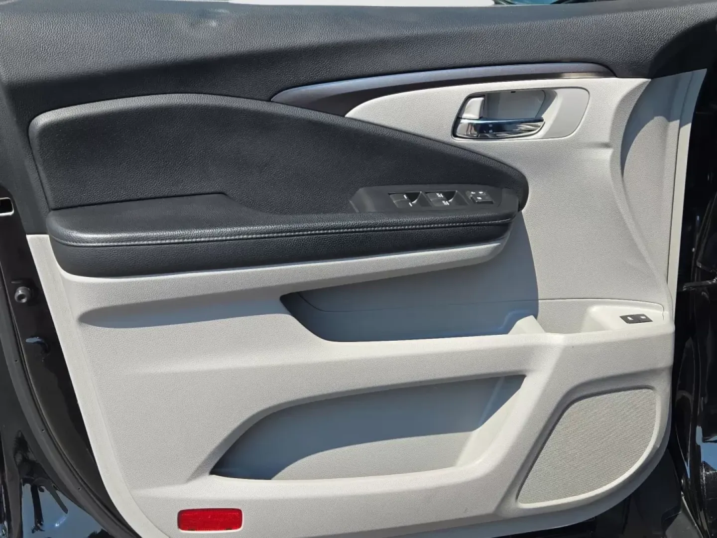 2018 Honda Pilot EX-L (5FNYF5H63JB) with an Other engine, located at 3959 U.S. 80 W, Phenix City, AL, 36870, (334) 297-4885, 32.469296, -85.135185 - Rev up your lifestyle with the perfect blend of comfort and versatility! Whether you're carting the kids to soccer practice, gearing up for an adventurous weekend getaway, or simply tackling your daily commute, the 2018 Honda Pilot EX-L is your ideal companion. This spacious SUV offers ample room, a - Photo#10