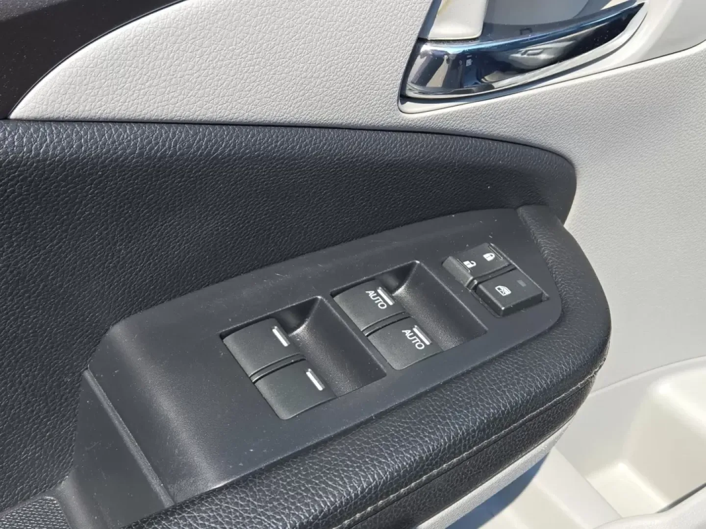 2018 Honda Pilot EX-L (5FNYF5H63JB) with an Other engine, located at 3959 U.S. 80 W, Phenix City, AL, 36870, (334) 297-4885, 32.469296, -85.135185 - Rev up your lifestyle with the perfect blend of comfort and versatility! Whether you're carting the kids to soccer practice, gearing up for an adventurous weekend getaway, or simply tackling your daily commute, the 2018 Honda Pilot EX-L is your ideal companion. This spacious SUV offers ample room, a - Photo#11