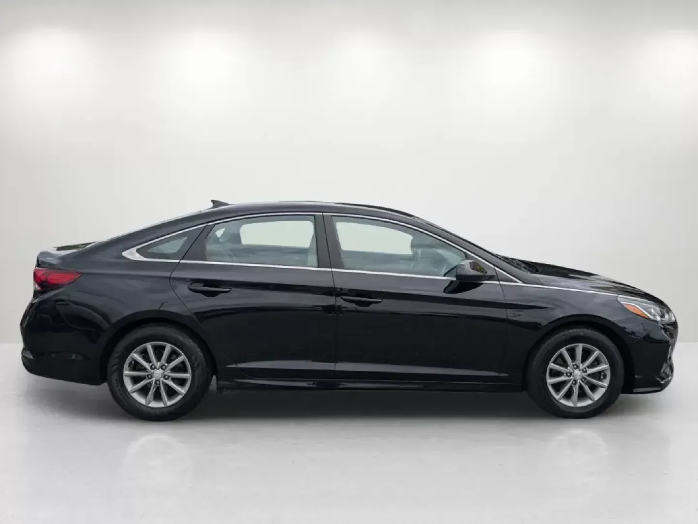 2018 /Gray Hyundai Sonata SE (5NPE24AF2JH) with an Other engine, located at 1430 Gateway Drive, Opelika, AL, 36801, (334) 239-0944, 32.637871, -85.409790 - 2018 Hyundai Sonata SE - Photo#5