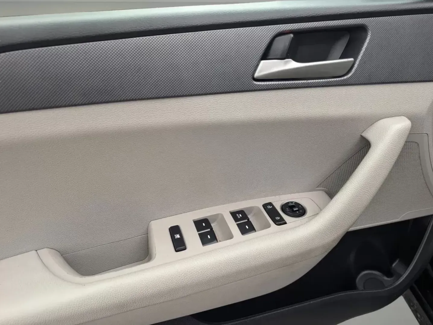 2018 /Gray Hyundai Sonata SE (5NPE24AF2JH) with an Other engine, located at 1430 Gateway Drive, Opelika, AL, 36801, (334) 239-0944, 32.637871, -85.409790 - 2018 Hyundai Sonata SE - Photo#8