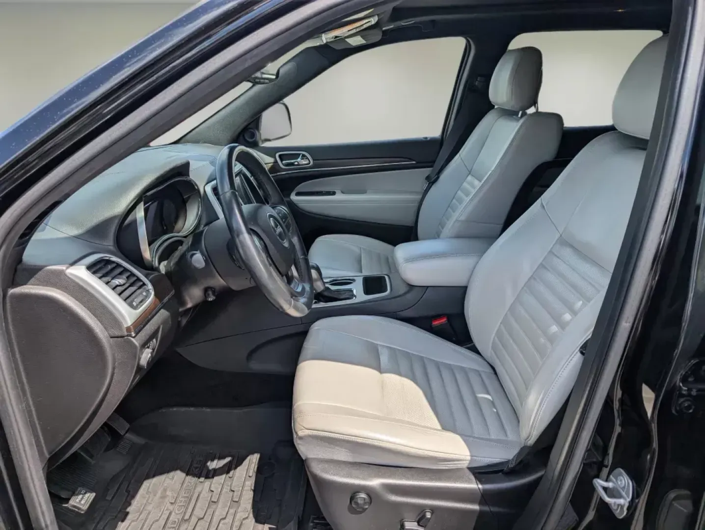 2018 /Light Grey/Black Jeep Grand Cherokee Sterling Edition (1C4RJEBG7JC) with an Regular Unleaded V-6 3.6 L/220 engine, 8-Speed Automatic w/OD transmission, located at 3959 U.S. 80 W, Phenix City, AL, 36870, (334) 297-4885, 32.469296, -85.135185 - 2018 Jeep Grand Cherokee Sterling Edition - Photo#10