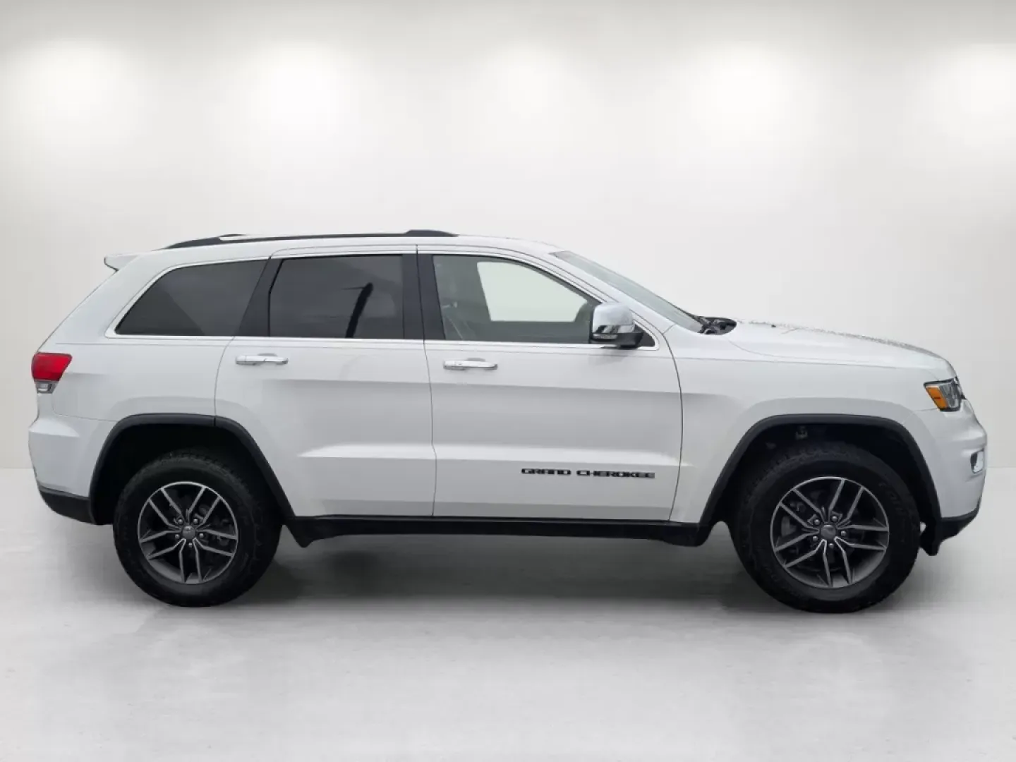 2018 /Black Jeep Grand Cherokee Limited (1C4RJFBG7JC) with an Other engine, located at 3959 U.S. 80 W, Phenix City, AL, 36870, (334) 297-4885, 32.469296, -85.135185 - **Unleash Your Adventurous Spirit with the 2018 Jeep Grand Cherokee Limited at Gils Auto in Phenix City, AL**<br /> <br /> Are you ready to elevate your driving experience? Whether you're navigating the streets of Phenix City or embarking on a weekend adventure into the great outdoors, the 2018 Jeep - Photo#3