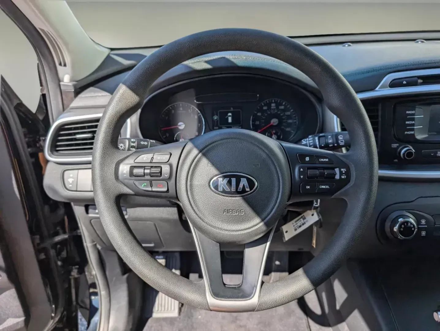 2018 /Satin Black Kia Sorento L (5XYPG4A38JG) with an Regular Unleaded I-4 2.4 L/144 engine, 6-Speed Automatic w/OD transmission, located at 1430 Gateway Drive, Opelika, AL, 36801, (334) 239-0944, 32.637871, -85.409790 - 2018 Kia Sorento L - Photo#15