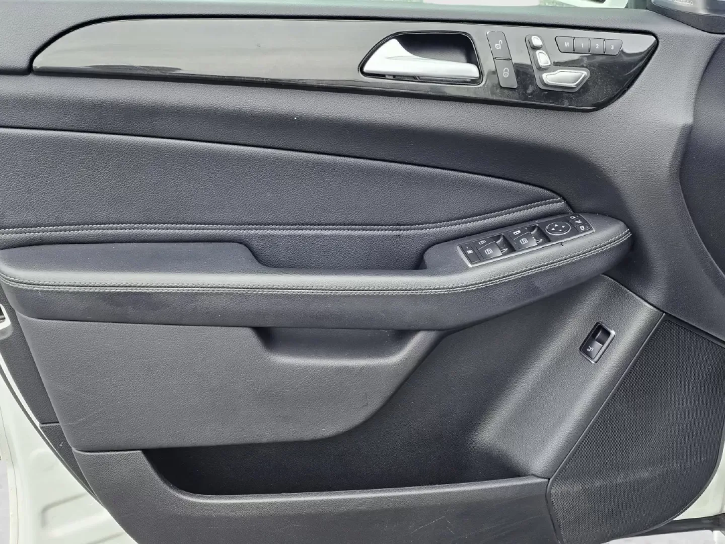 2018 /Black Mercedes-Benz GLE GLE 350 (4JGDA5JB6JB) with an Other engine, located at 1430 Gateway Drive, Opelika, AL, 36801, (334) 239-0944, 32.637871, -85.409790 - **Experience the Luxury of Driving with the 2018 Mercedes-Benz GLE 350: Perfect for Adventurers and Families Alike!**<br /> <br /> Ready to elevate your driving experience? The 2018 Mercedes-Benz GLE 350, available at Gils Auto in Phenix City, AL, is the quintessential SUV for those who seek a blend - Photo#8