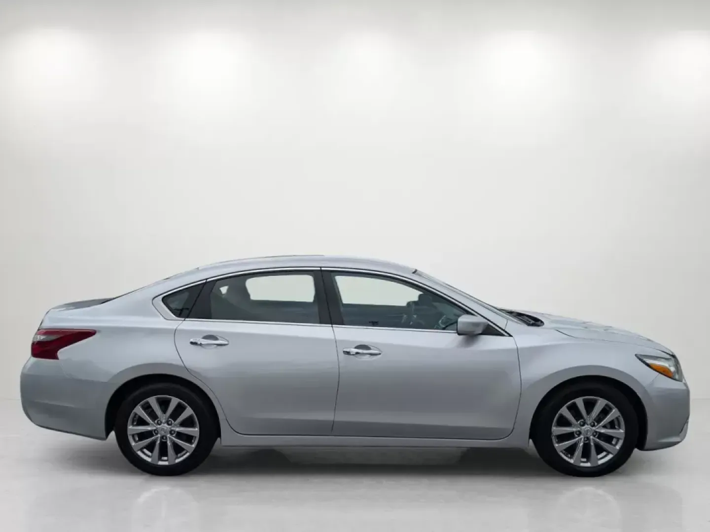 2018 /Charcoal Nissan Altima 2.5 SV (1N4AL3AP8JC) with an Other engine, located at 5115 14th Ave., Columbus, GA, 31904, (706) 323-0345, 32.511494, -84.971046 - **Discover Your Next Adventure with the 2018 Nissan Altima at Gils Auto in Opelika, AL!**<br /> <br /> Are you ready to elevate your daily commute or embark on unforgettable weekend road trips? Look no further than the stunning 2018 Nissan Altima, available now at Gils Auto, your trusted Buy Here Pa - Photo#4