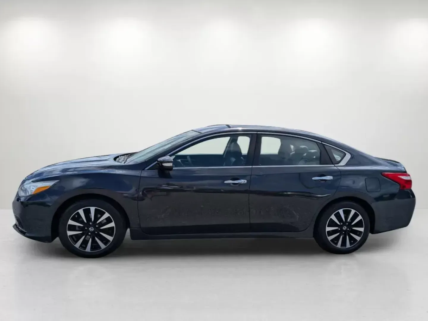 2018 /Charcoal Nissan Altima 2.5 SL (1N4AL3APXJC) with an Other engine, located at 1430 Gateway Drive, Opelika, AL, 36801, (334) 239-0944, 32.637871, -85.409790 - **Experience the Ultimate Blend of Comfort and Style with the 2018 Nissan Altima 2.5 SL at Gils Auto - Opelika, AL**<br /> <br /> Are you ready to elevate your daily commute or embark on weekend getaways in style? The 2018 Nissan Altima 2.5 SL is the perfect companion, seamlessly combining sophistic - Photo#7