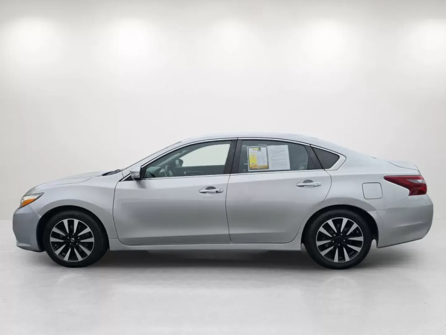 2018 /Charcoal Nissan Altima 2.5 SL (1N4AL3AP4JC) with an Other engine, located at 1430 Gateway Drive, Opelika, AL, 36801, (334) 239-0944, 32.637871, -85.409790 - ### Discover the 2018 Nissan Altima 2.5 SL Your Perfect Commuter Companion!<br /> <br /> Are you searching for a reliable vehicle that seamlessly fits into your busy lifestyle? Look no further than this stunning 2018 Nissan Altima 2.5 SL, now available at Gils Auto in Phenix City, AL! This sedan is - Photo#7