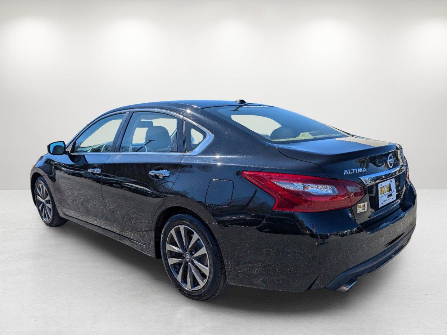 2018 /Beige Nissan Altima 2.5 SL (1N4AL3AP9JC) with an Regular Unleaded I-4 2.5 L/152 engine, 1-Speed CVT w/OD transmission, located at 1430 Gateway Drive, Opelika, AL, 36801, (334) 239-0944, 32.637871, -85.409790 - 2018 Nissan Altima 2.5 SL - Photo#6