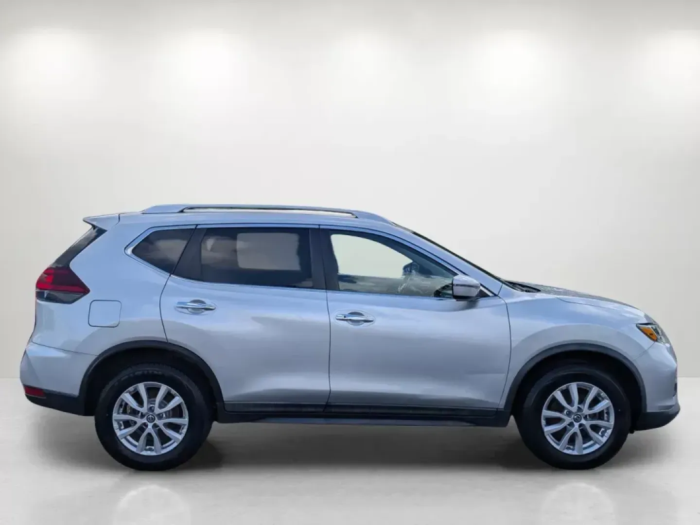 2018 /Charcoal Nissan Rogue SV (KNMAT2MVXJP) with an Regular Unleaded I-4 2.5 L/152 engine, 1-Speed CVT w/OD transmission, located at 7000 Northlake Connector, Columbus, GA, 31904, (706) 987-8085, 32.524975, -84.978134 - 2018 Nissan Rogue SV - Photo#3