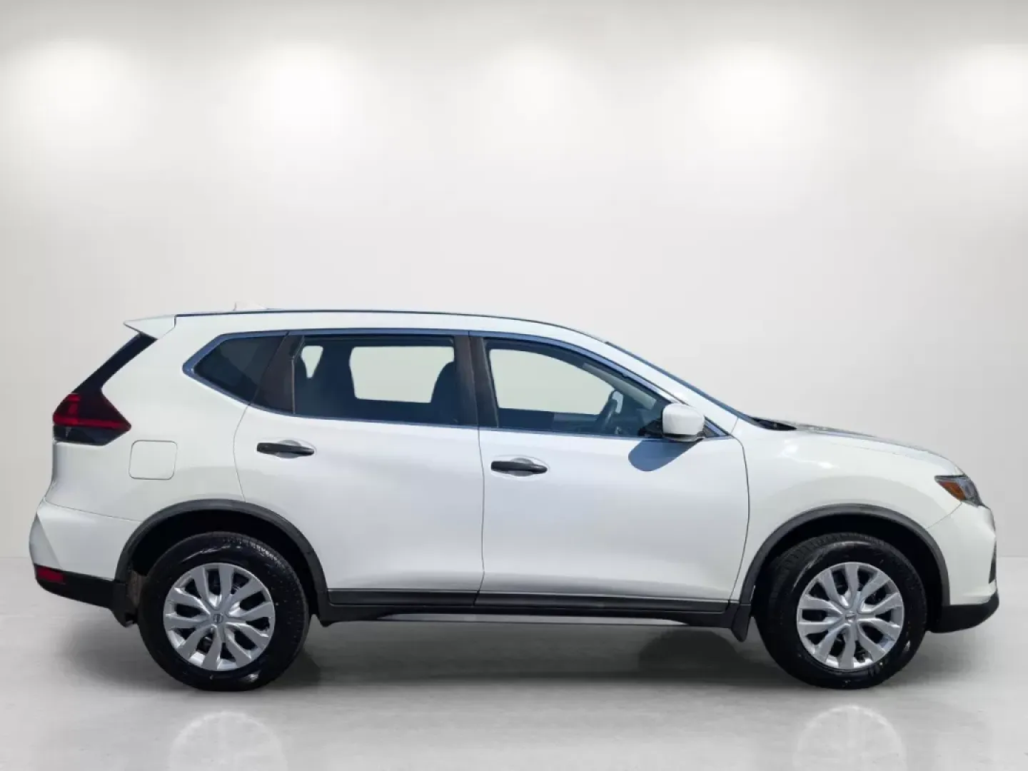 2018 /Charcoal Nissan Rogue S (KNMAT2MV1JP) with an Other engine, located at 804 22nd Ave, Phenix City, AL, 36870, (334) 297-1860, 32.484749, -85.024475 - Elevate your adventures and embrace a lifestyle full of exploration with this stunning 2018 Nissan Rogue S, available now at Gils Auto - Phenix City #2! Perfect for families needing a reliable vehicle, commuters seeking comfort, or anyone ready for weekend getaways, this versatile SUV is designed to - Photo#4