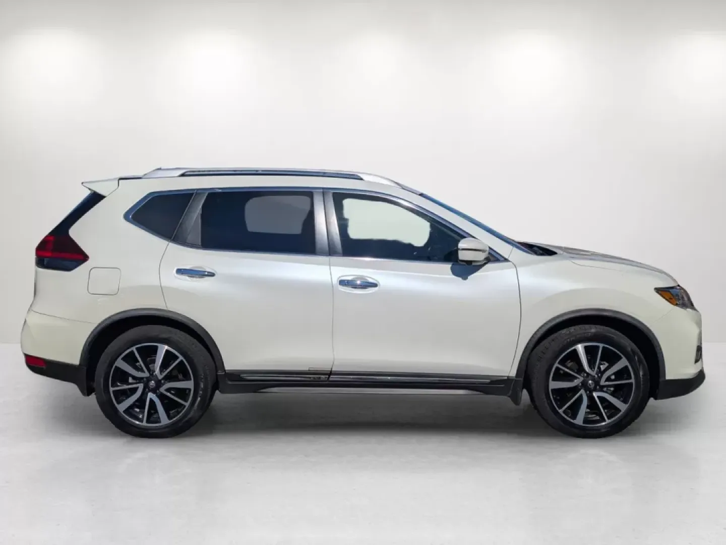 2018 /Platinum Nissan Rogue SL (JN8AT2MTXJW) with an Other engine, located at 1430 Gateway Drive, Opelika, AL, 36801, (334) 239-0944, 32.637871, -85.409790 - **Discover Your Next Adventure with the 2018 Nissan Rogue SL at Gils Auto!**<br /> <br /> Are you ready to elevate your daily commute or embark on weekend adventures with friends and family? Look no further than this stunning 2018 Nissan Rogue SL, available now at Gils Auto, your premier Buy Here Pa - Photo#3