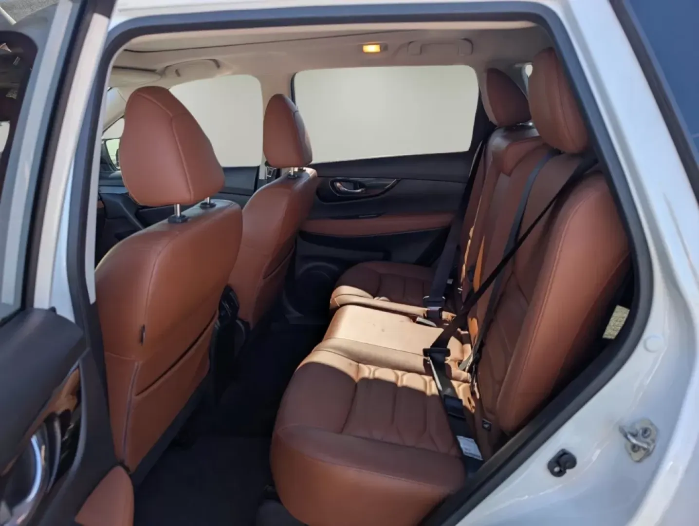 2018 /Platinum Nissan Rogue SL (JN8AT2MTXJW) with an Other engine, located at 1430 Gateway Drive, Opelika, AL, 36801, (334) 239-0944, 32.637871, -85.409790 - **Discover Your Next Adventure with the 2018 Nissan Rogue SL at Gils Auto!**<br /> <br /> Are you ready to elevate your daily commute or embark on weekend adventures with friends and family? Look no further than this stunning 2018 Nissan Rogue SL, available now at Gils Auto, your premier Buy Here Pa - Photo#9