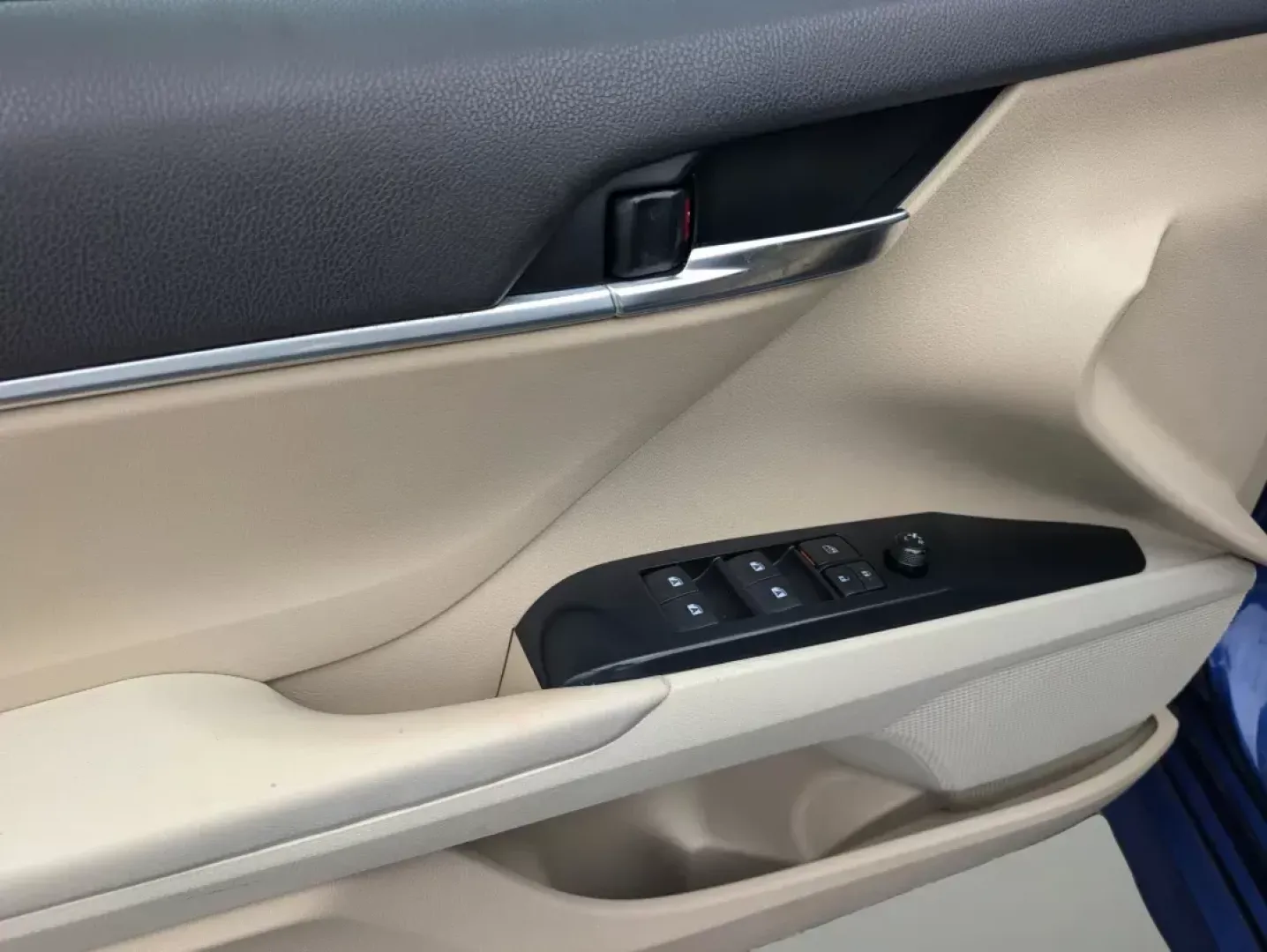 2018 Toyota Camry LE (4T1B11HK8JU) with an Other engine, located at 1430 Gateway Drive, Opelika, AL, 36801, (334) 239-0944, 32.637871, -85.409790 - **Drive Your Life Forward with the 2018 Toyota Camry LE: Perfect for Families and Commuters Alike!**<br /> <br /> Are you searching for a reliable sedan that enhances your daily commute while ensuring comfort and safety for your family? Look no further than the 2018 Toyota Camry LE, available now at - Photo#8