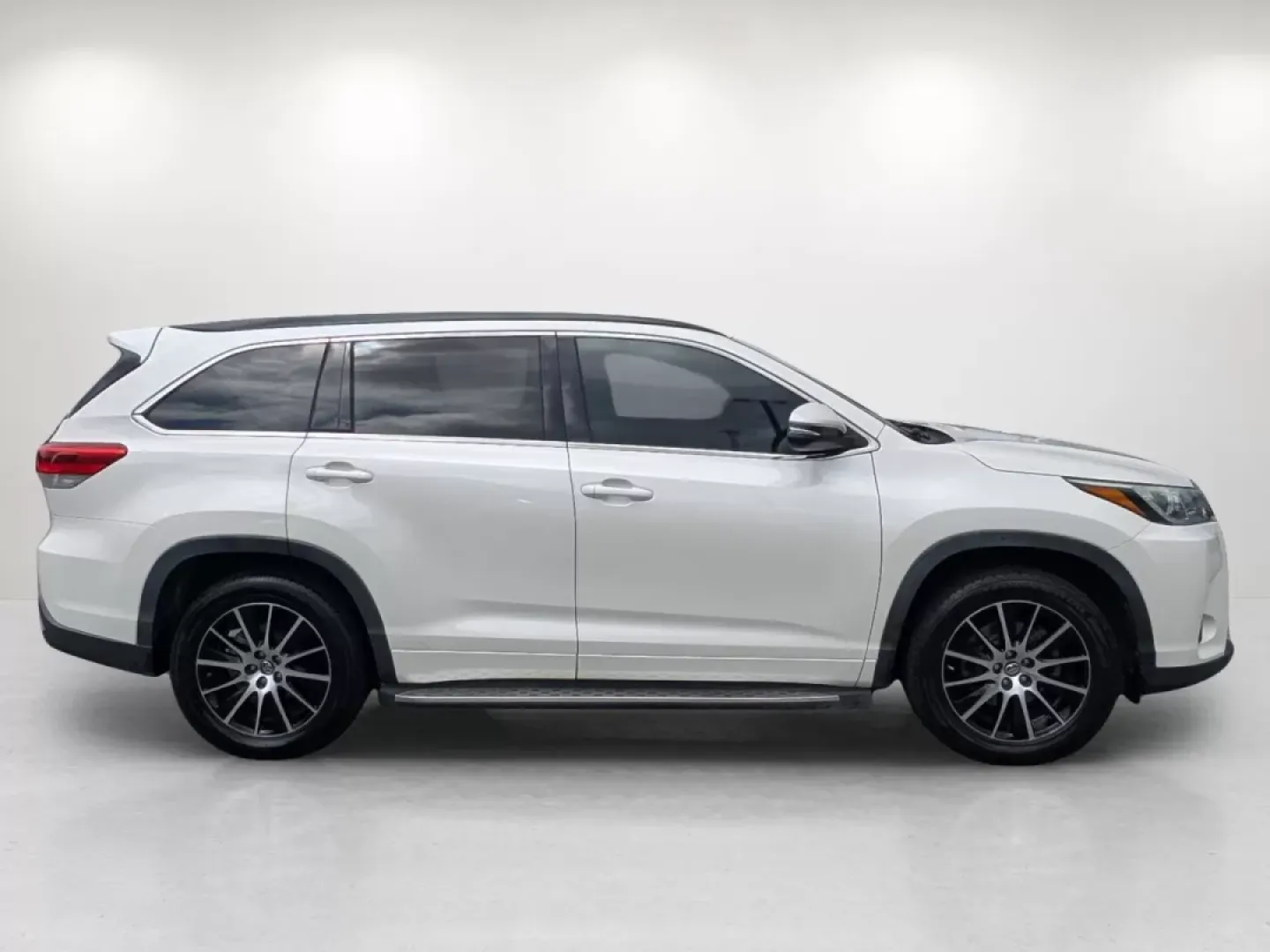 2018 Toyota Highlander (5TDKZRFH0JS) with an Other engine, located at 5115 14th Ave., Columbus, GA, 31904, (706) 323-0345, 32.511494, -84.971046 - **Experience Unmatched Versatility with the 2018 Toyota Highlander at Gils Auto - Your Buy Here Pay Here Dealership in Phenix City, AL!**<br /> <br /> Are you ready to elevate your family adventures, daily commutes, or weekend getaways? Meet the 2018 Toyota Highlander, the perfect blend of comfort, - Photo#4