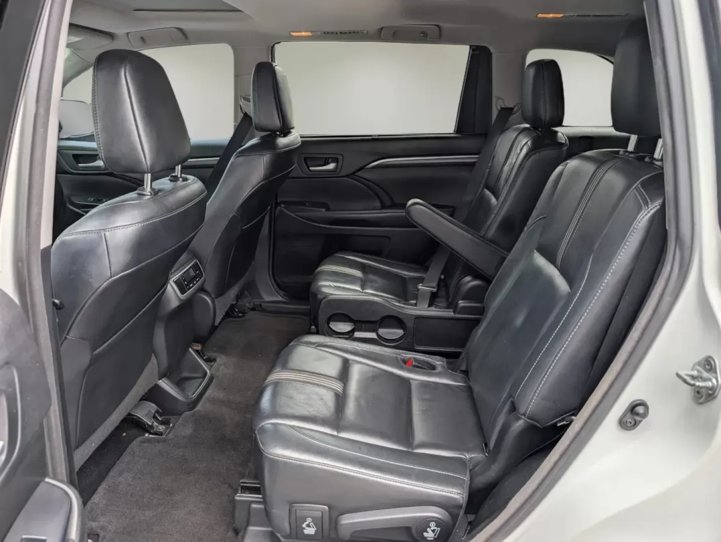 2018 Toyota Highlander (5TDKZRFH0JS) with an Other engine, located at 5115 14th Ave., Columbus, GA, 31904, (706) 323-0345, 32.511494, -84.971046 - **Experience Unmatched Versatility with the 2018 Toyota Highlander at Gils Auto - Your Buy Here Pay Here Dealership in Phenix City, AL!**<br /> <br /> Are you ready to elevate your family adventures, daily commutes, or weekend getaways? Meet the 2018 Toyota Highlander, the perfect blend of comfort, - Photo#11