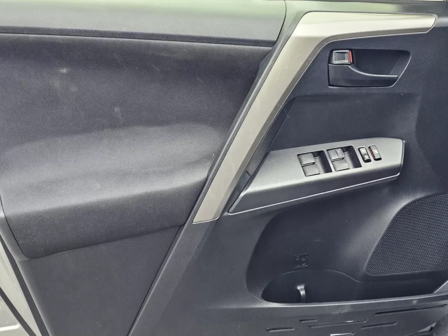 2018 Toyota RAV4 LE (JTMZFREV4JJ) with an Other engine, located at 1430 Gateway Drive, Opelika, AL, 36801, (334) 239-0944, 32.637871, -85.409790 - Adventure awaits with the 2018 Toyota RAV4 LE, a versatile SUV that's perfect for your active lifestyle. Whether you're planning weekend getaways, daily commutes, or family road trips, this vehicle is engineered to meet your needs and exceed your expectations. At Gils Auto in Phenix City, AL, we pro - Photo#8