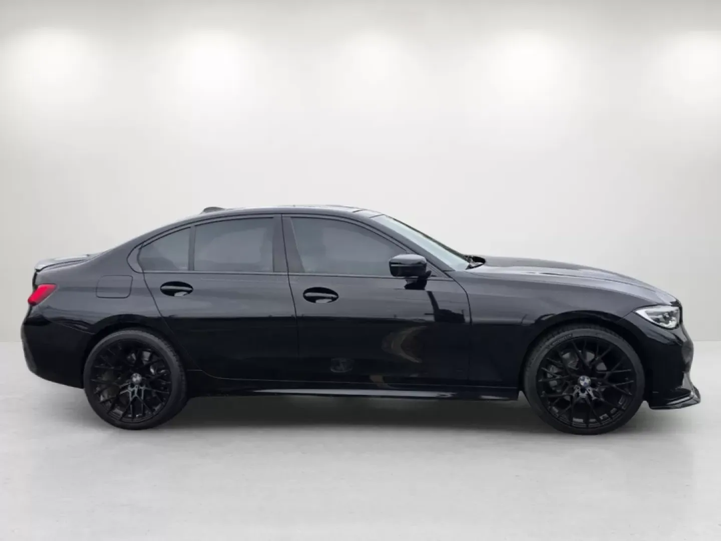 2019 BMW 3 Series 330i (WBA5R1C57KA) with an Other engine, located at 521 Old Farm Lane Rd, Prattville, AL, 36066, (334) 325-1505, 32.482460, -86.416367 - **Experience Luxury and Performance with the 2019 BMW 3 Series at Gils Auto Phenix City, AL!**<br /> <br /> Are you ready to elevate your driving experience? This stunning 2019 BMW 3 Series 330i sedan is not just a vehicle; it's a lifestyle upgrade designed for those who appreciate performance, com - Photo#4