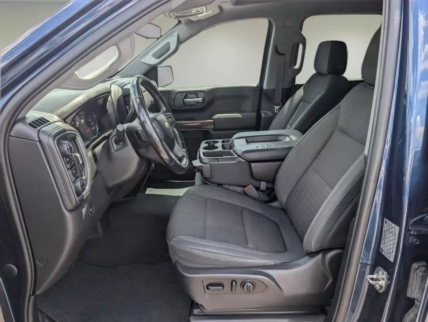 2019 /Jet Black Chevrolet Silverado 1500 LT (3GCUYDED8KG) with an Other engine, located at 5115 14th Ave., Columbus, GA, 31904, (706) 323-0345, 32.511494, -84.971046 - Discover the thrill of adventure with this 2019 Chevrolet Silverado 1500 LT, a pickup truck designed for those who crave both ruggedness and comfort, perfect for weekend getaways or daily commuting in Phenix City, AL. Whether you're a growing family needing extra space or a weekend warrior ready for - Photo#8