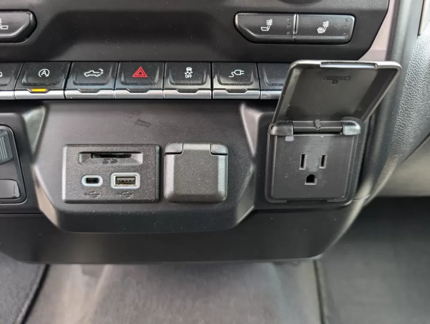 2019 /Jet Black Chevrolet Silverado 1500 LT (3GCUYDED8KG) with an Other engine, located at 5115 14th Ave., Columbus, GA, 31904, (706) 323-0345, 32.511494, -84.971046 - Discover the thrill of adventure with this 2019 Chevrolet Silverado 1500 LT, a pickup truck designed for those who crave both ruggedness and comfort, perfect for weekend getaways or daily commuting in Phenix City, AL. Whether you're a growing family needing extra space or a weekend warrior ready for - Photo#12