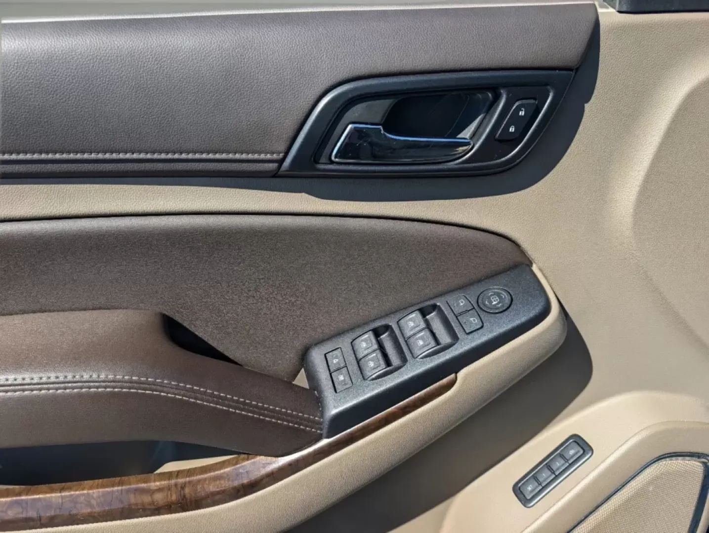 2019 /Cocoa/Dune Chevrolet Suburban LT (1GNSCHKC9KR) with an Other engine, located at 3959 U.S. 80 W, Phenix City, AL, 36870, (334) 297-4885, 32.469296, -85.135185 - **Adventure Awaits with the 2019 Chevrolet Suburban LT Perfect for Families and Road Trips!**<br /> <br /> If you're seeking a vehicle that combines power, space, and cutting-edge technology, look no further than the 2019 Chevrolet Suburban LT available at Gils Auto in Columbus, GA. This SUV is an - Photo#8