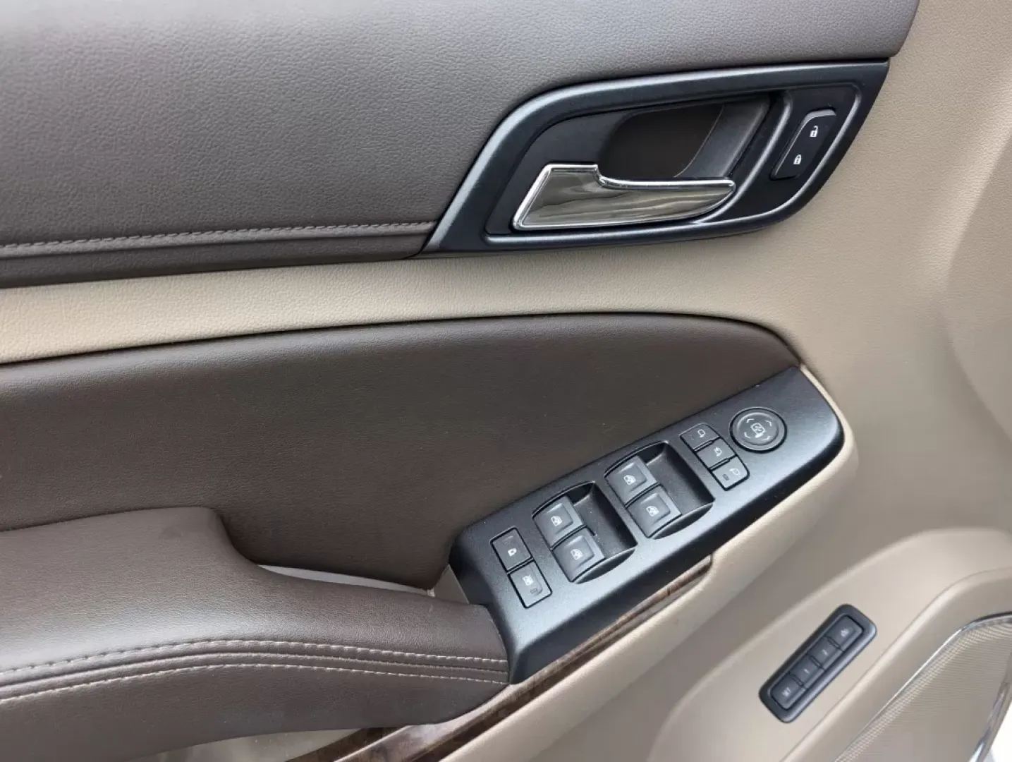 2019 /Cocoa/Dune Chevrolet Tahoe LT (1GNSCBKC9KR) with an Other engine, located at 7000 Northlake Connector, Columbus, GA, 31904, (706) 987-8085, 32.524975, -84.978134 - 2019 Chevrolet Tahoe LT - Photo#8
