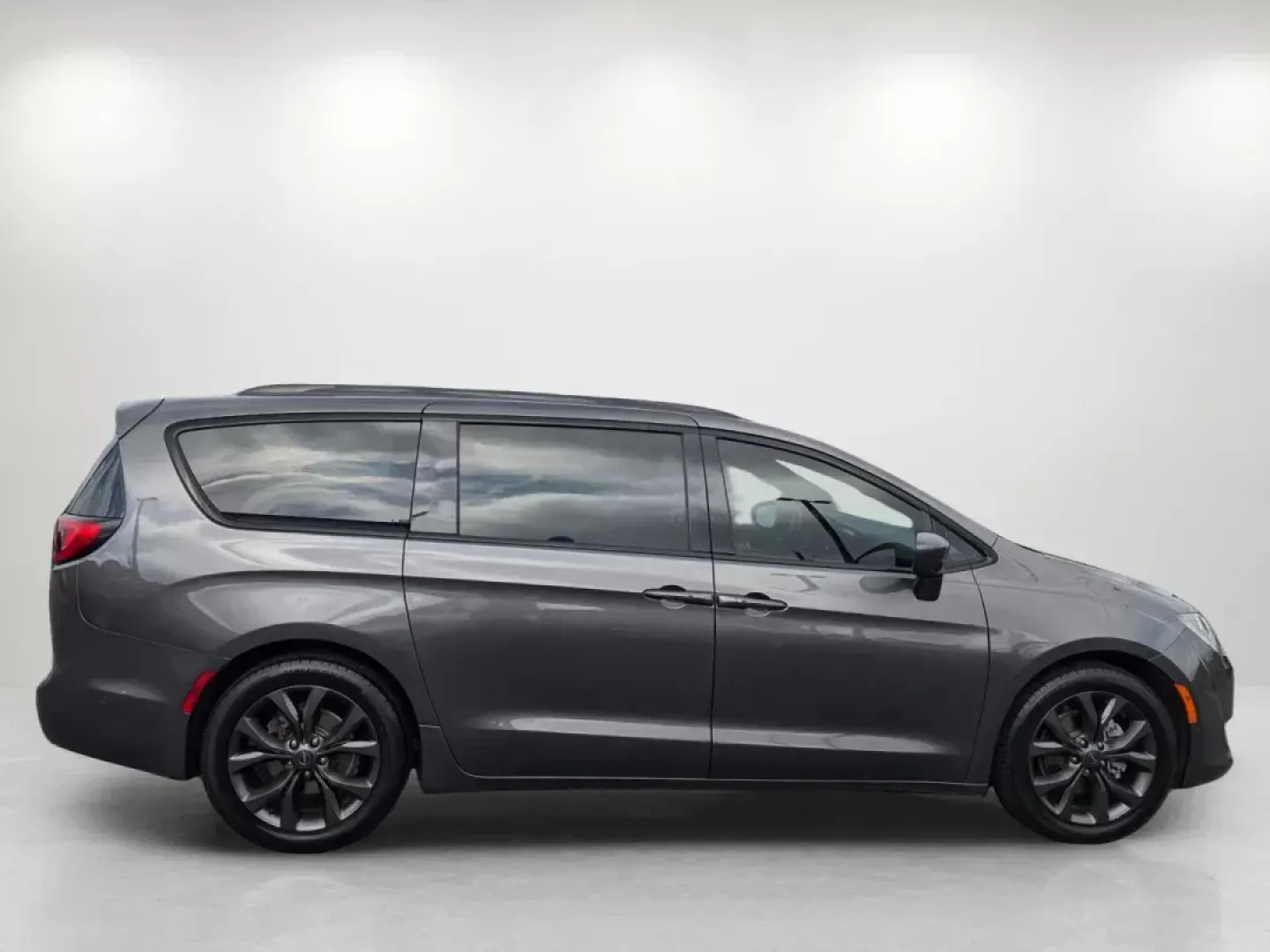 2019 /Black/Black/Black Chrysler Pacifica Touring Plus (2C4RC1FG7KR) with an Regular Unleaded V-6 3.6 L/220 engine, 9-Speed Automatic w/OD transmission, located at 3959 U.S. 80 W, Phenix City, AL, 36870, (334) 297-4885, 32.469296, -85.135185 - 2019 Chrysler Pacifica Touring Plus - Photo#4